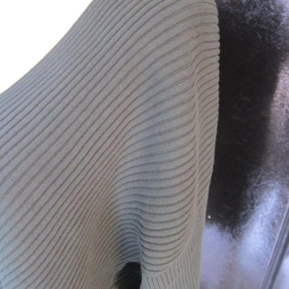 NEW HUDSON gorgeous forest green sweater size MEDIUM - Picture 2 of 4